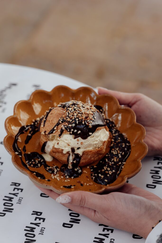 Le Profiterole au chocolat de la brasserie Café Reymond à Avignon