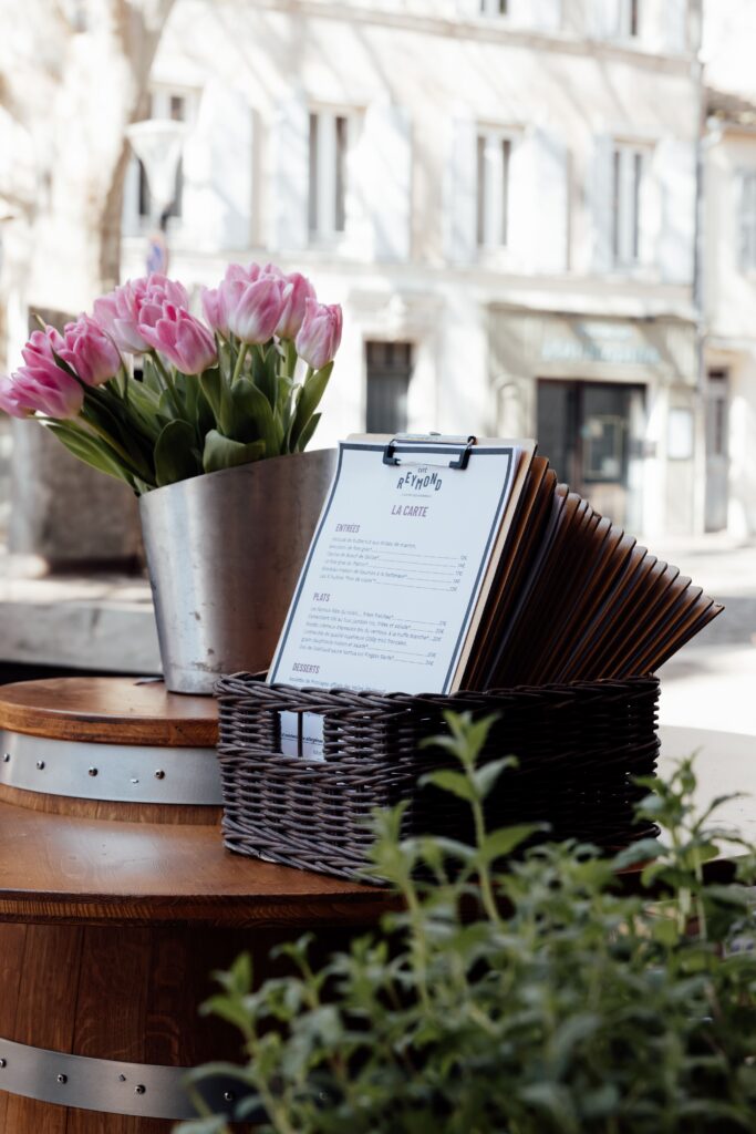 L'extérieur de la brasserie Café Reymond à Avignon