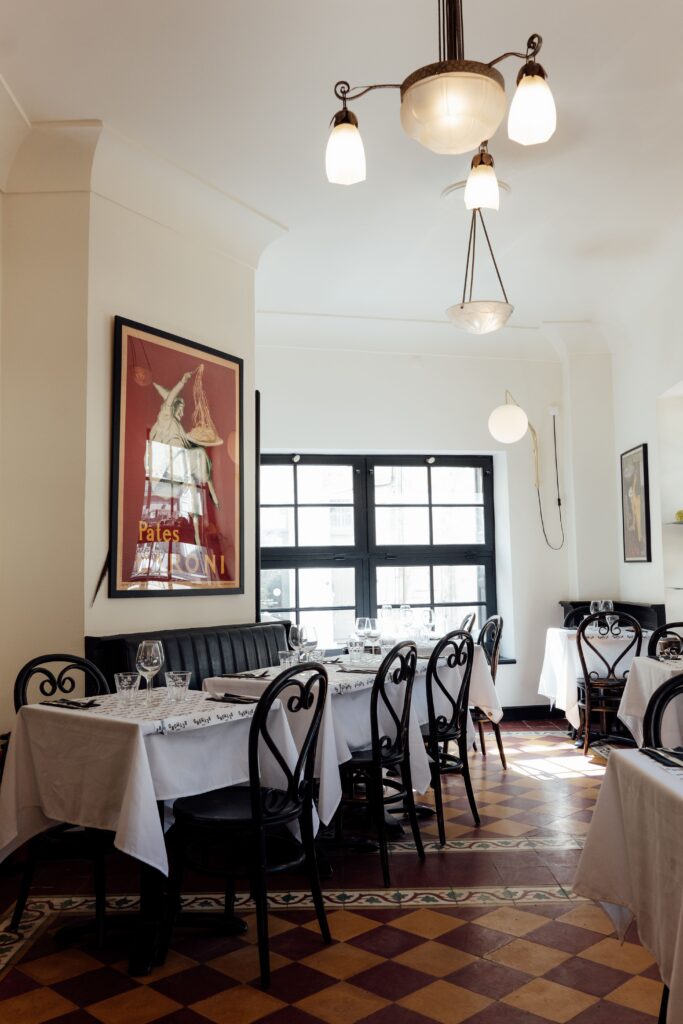 L'intérieur de la brasserie Café Reymond à Avignon