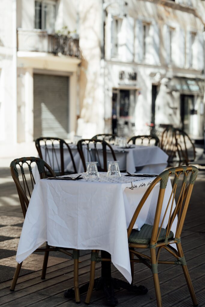 Les tables à l'extérieur de la brasserie Café Reymond à Avignon