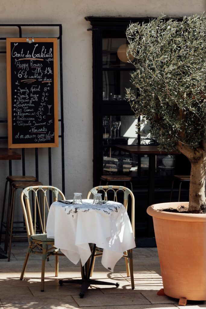 La terrasse de la brasserie Café Reymond à Avignon