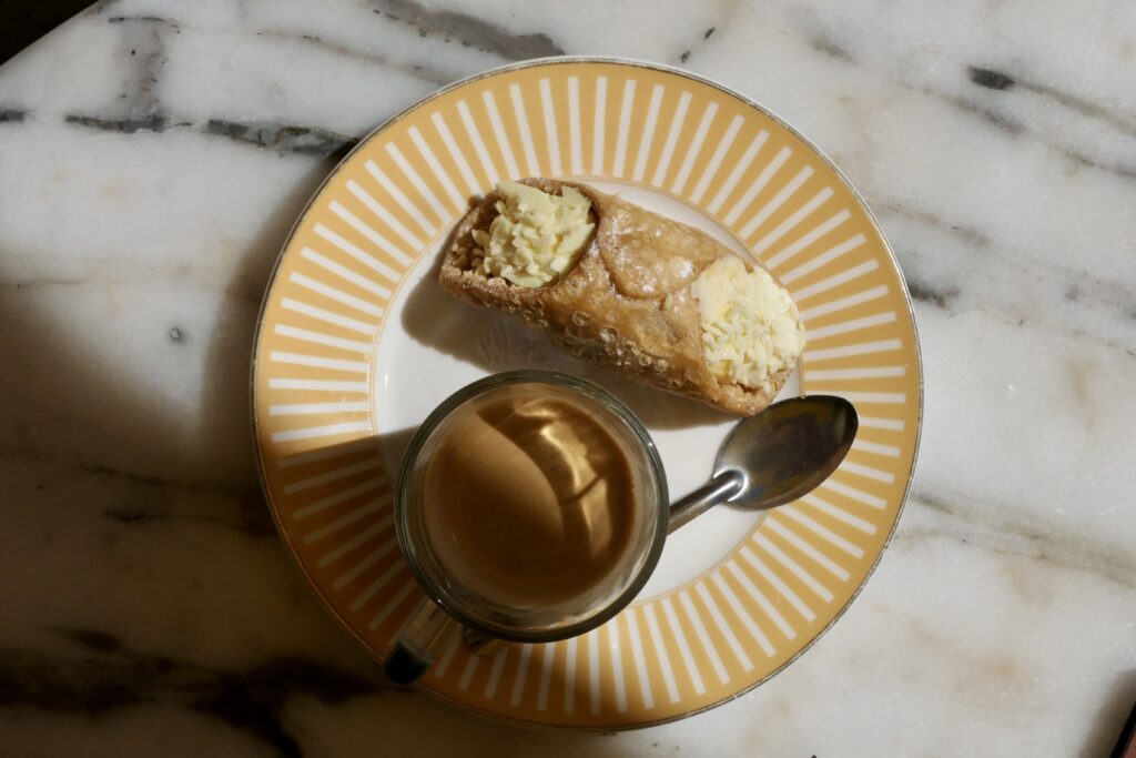 Pâtisserie italienne, cannolo et café du restaurant et épicerie italienne Dolce Testa à la Teste-de-Buch.