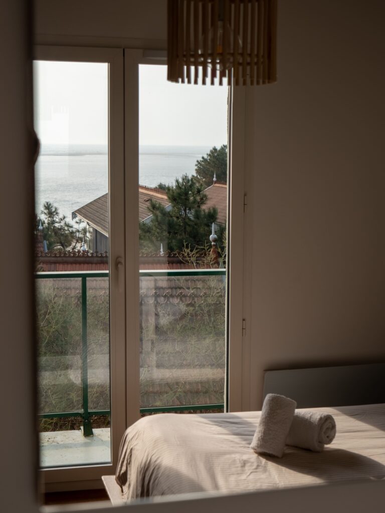 L'une des chambres du cocon Panorama, appartement situé au dessus de la Co(o)rniche au Pyla, avec vue sur le bassin d'Arcacahon.