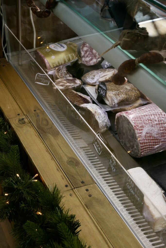 Vitrine de charcuterie italienne du restaurant et épicerie italienne Dolce Testa à la Teste-de-Buch.