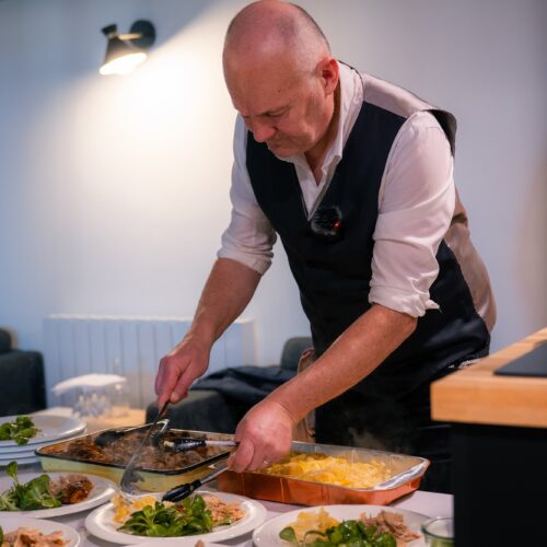 Christophe Boisselier en cuisine entrain de dresser les plats