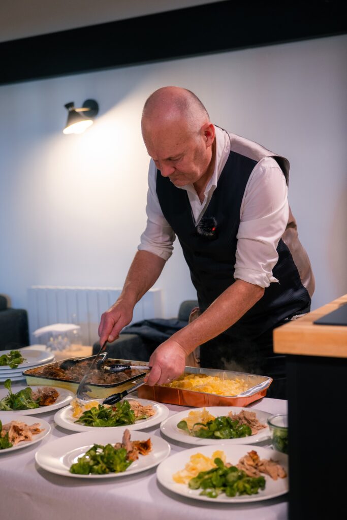 Christophe Boisselier en cuisine entrain de dresser les plats