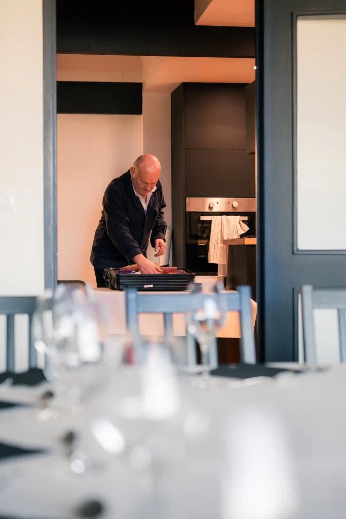 Christophe Boisselier en cuisine, en plein dressage