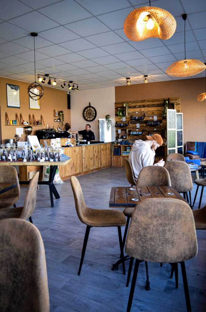 La partie coffee shop de la chocolaterie Fèves à Notre-Dame d'Oé