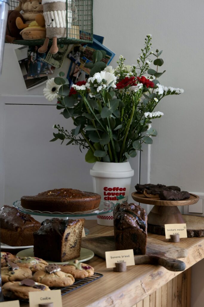 Comptoir de pâtsseries faites maison du coffee shop et brunch Hona à Biscarrosse-Plage.