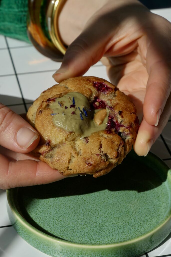 Cookie à la pistache et aux framboises du coffee shop et brunch Hona à Biscarrosse-Plage.