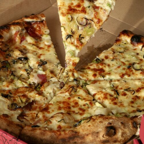 Découpe de le pizza du moment à emporter chez Pizza Pap's au Teich, adresse de street food italienne authentique et faite maison.