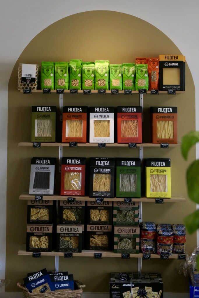 Corner épicerie et pâtes du restaurant et épicerie italienne Dolce Testa à la Teste-de-Buch.