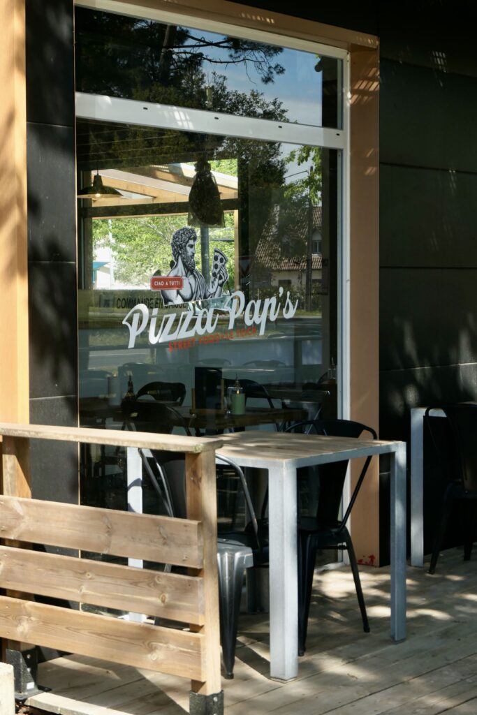 Partie de la terrasse de Pizza Pap's au Teich, adresse de street food italienne authentique et faite maison.