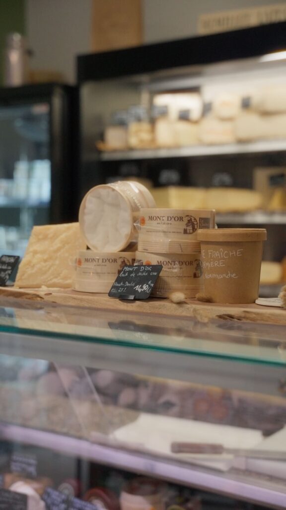Des fromages présentés dans la fromagerie Caseus