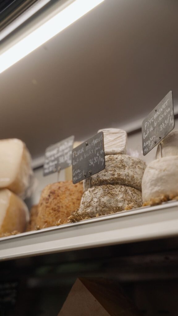 Des fromages de chèvres présentés dans la fromagerie Caseus