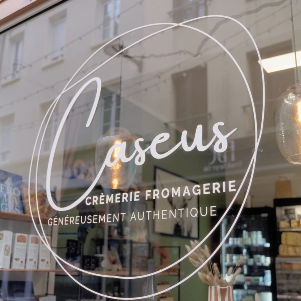 Le logo de la devanture de la fromagerie Caseus
