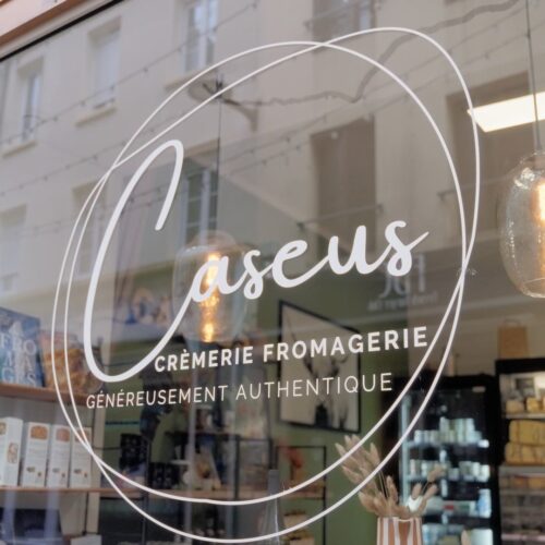 Le logo de la devanture de la fromagerie Caseus