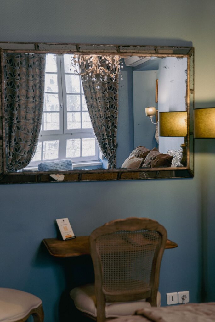 une chambre de l'hôtel saint pierre à Saumur