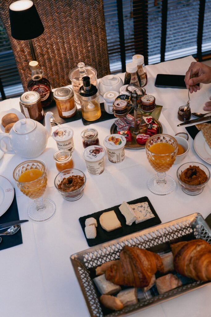 le petit déjeuner de l'hôtel saint pierre à Saumur