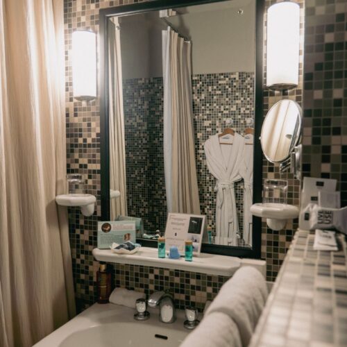 une salle d'eau de l'hôtel saint pierre à Saumur