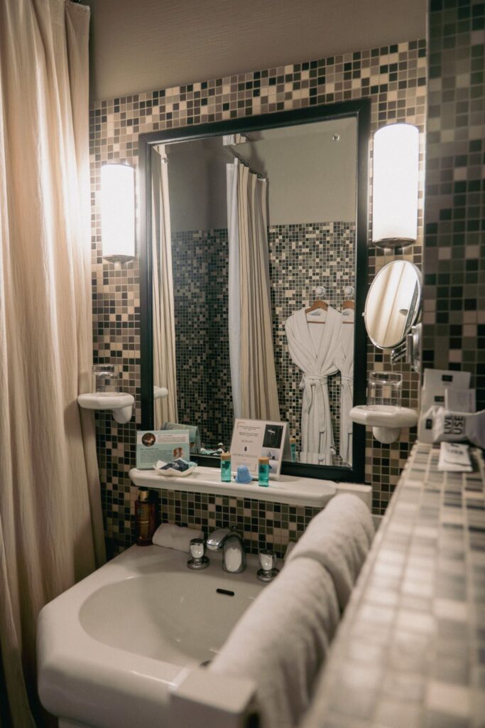 une salle d'eau de l'hôtel saint pierre à Saumur