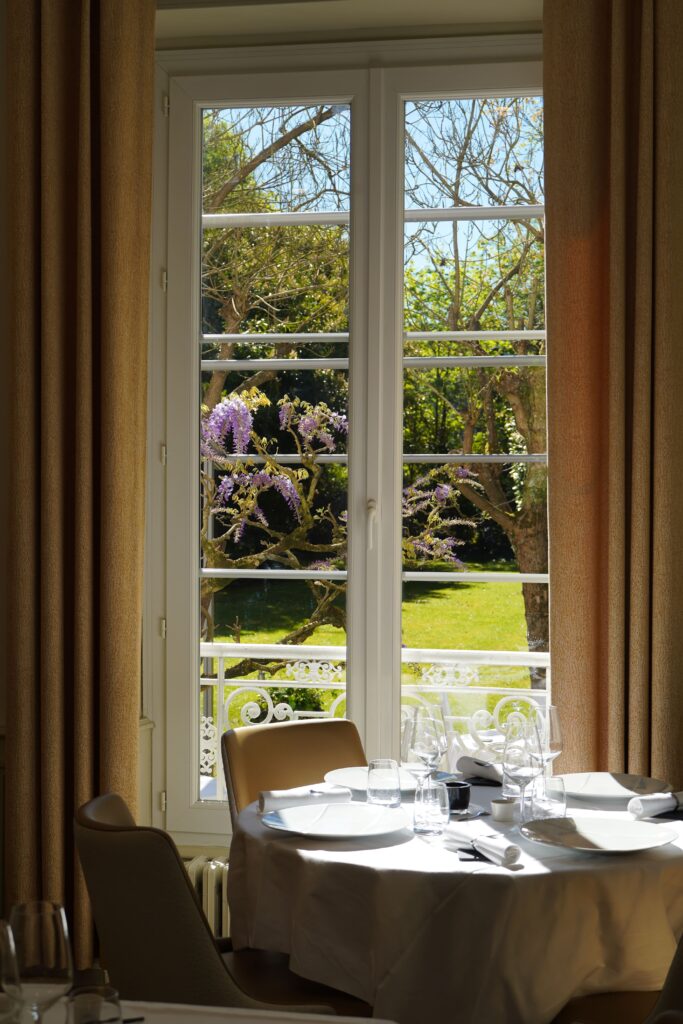 INTERIEUR RAFFINÉ AVEC UNE VUE SUR LE JARDIN CHEZ CÔTÉ SAVEURS À ORLÉANS