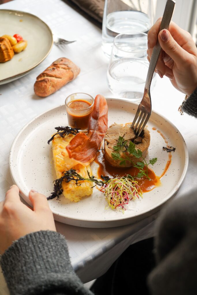 Assiette de porc et son gratin de pomme de terre en julienne au restaurant l'Ardoise à Orléans