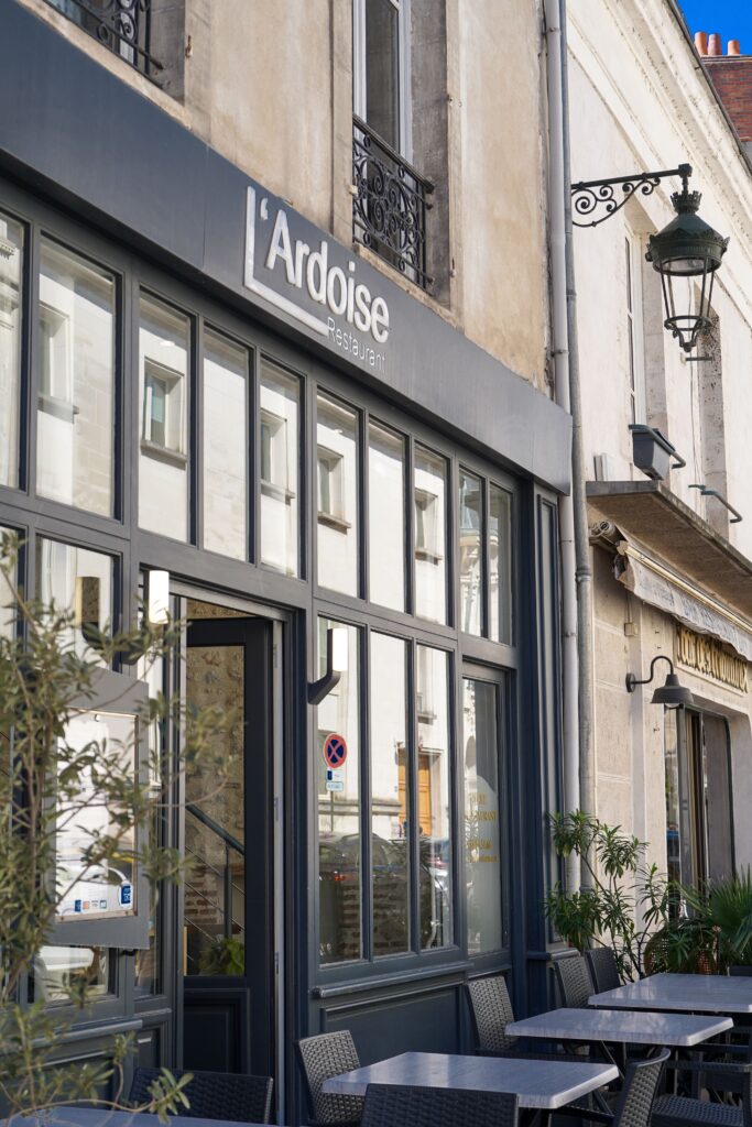 l'extérieur avec terrasse du restaurant l'Ardoise à Orléans