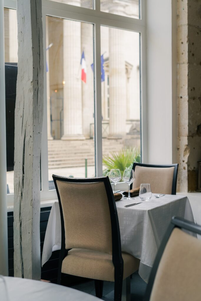 Intérieur du restaurant l'Ardoise qui offre une vue sur le palais de justice d'Orléans