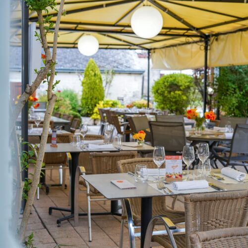 La terrasse extérieur dans son jardin de roses au Lancelot à côté d'Orléans