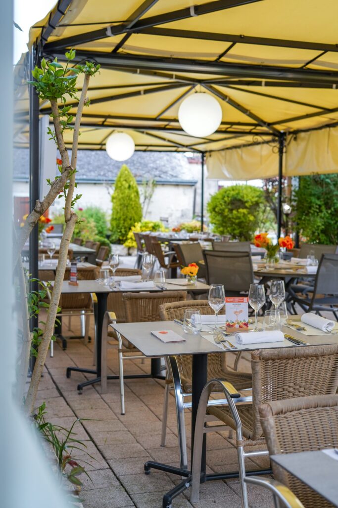 La terrasse extérieur dans son jardin de roses au Lancelot à côté d'Orléans