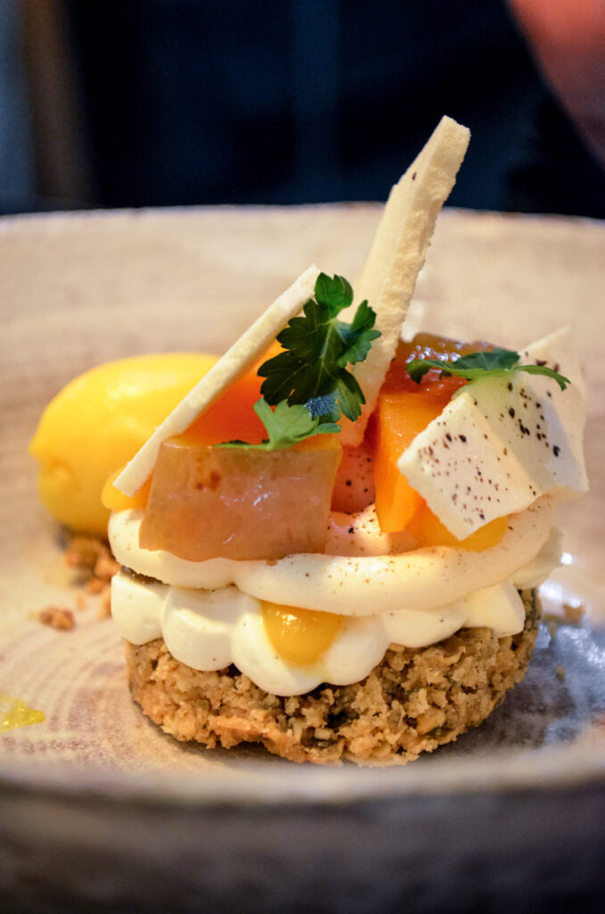 Un dessert courge et chocolat blanc du restaurant Les bartavelles à Tours