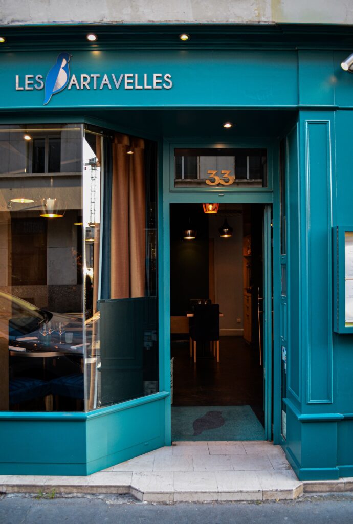 La devanture et l'entrée du restaurant Les Bartavelles à Tours