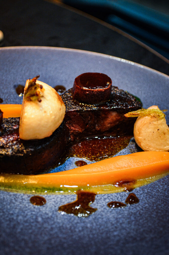 Le plat suggestion du chef au porc noir de Bigorre du restaurant Les Bartavelles à Tours
