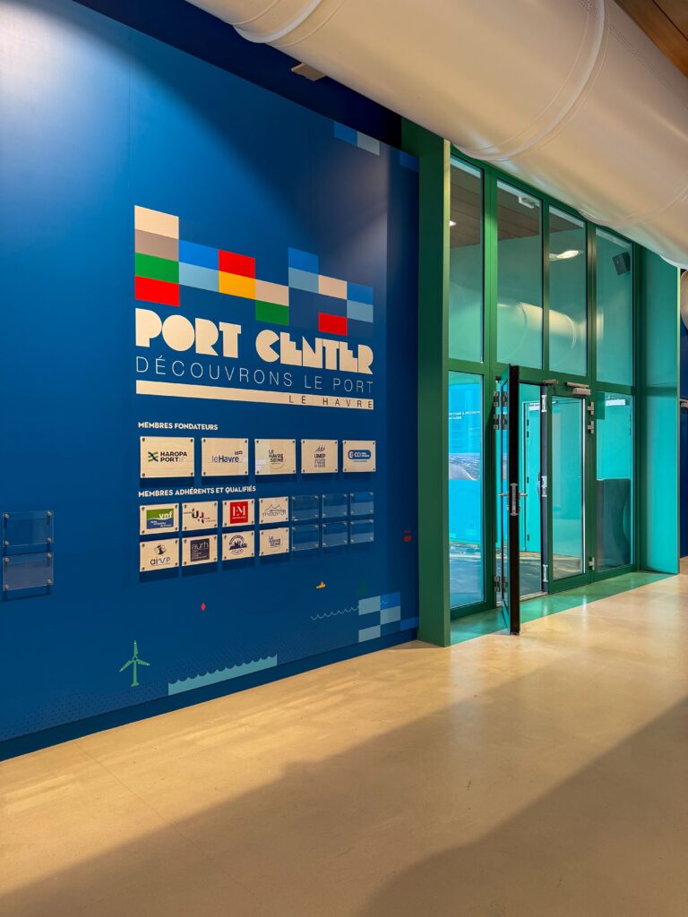 Des logos du LH Port Center au Havre
