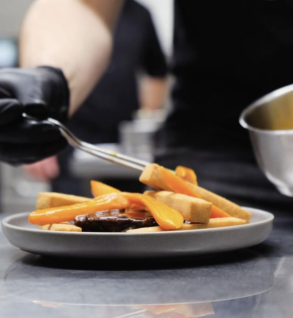 Dressage d'une assiette en cuisine au restaurant le Momentum à la Citadelle de Besançon