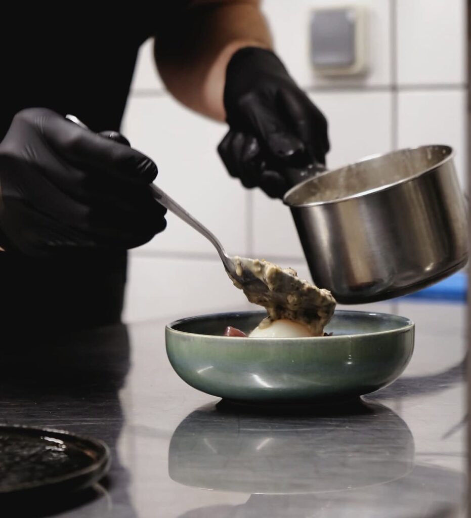 Dressage d'une assiette en cuisine au restaurant le Momentum à la Citadelle de Besançon