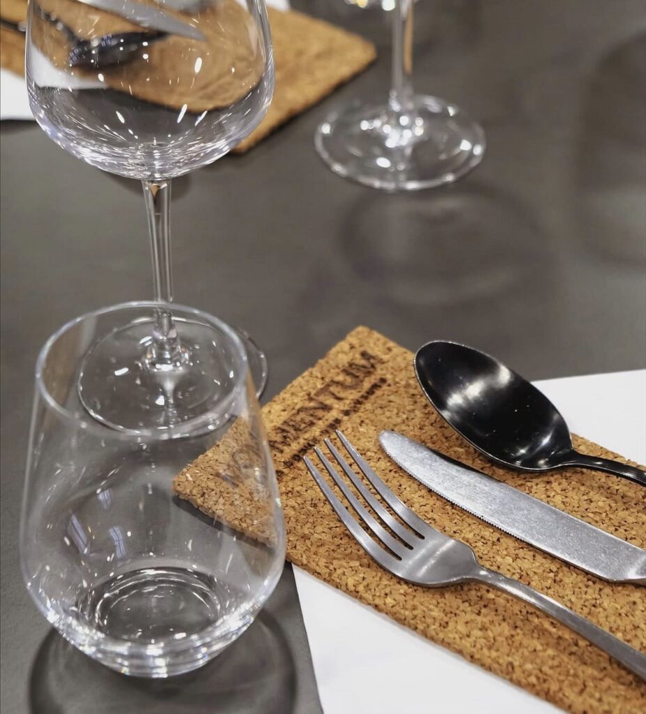 Table dressée de la terrasse du restaurant le Momentum à la Citadelle de Besançon