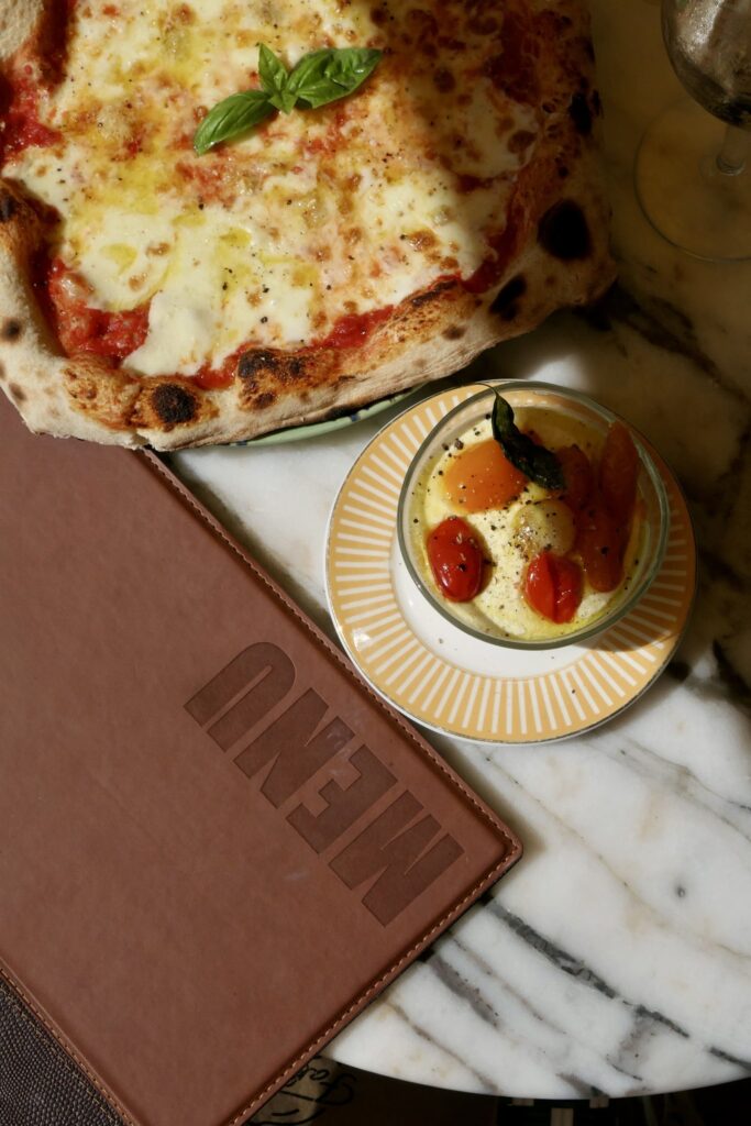 Pizza Quattro Formaggi et panna cotta de burrata du restaurant et épicerie italienne Dolce Testa à la Teste-de-Buch.