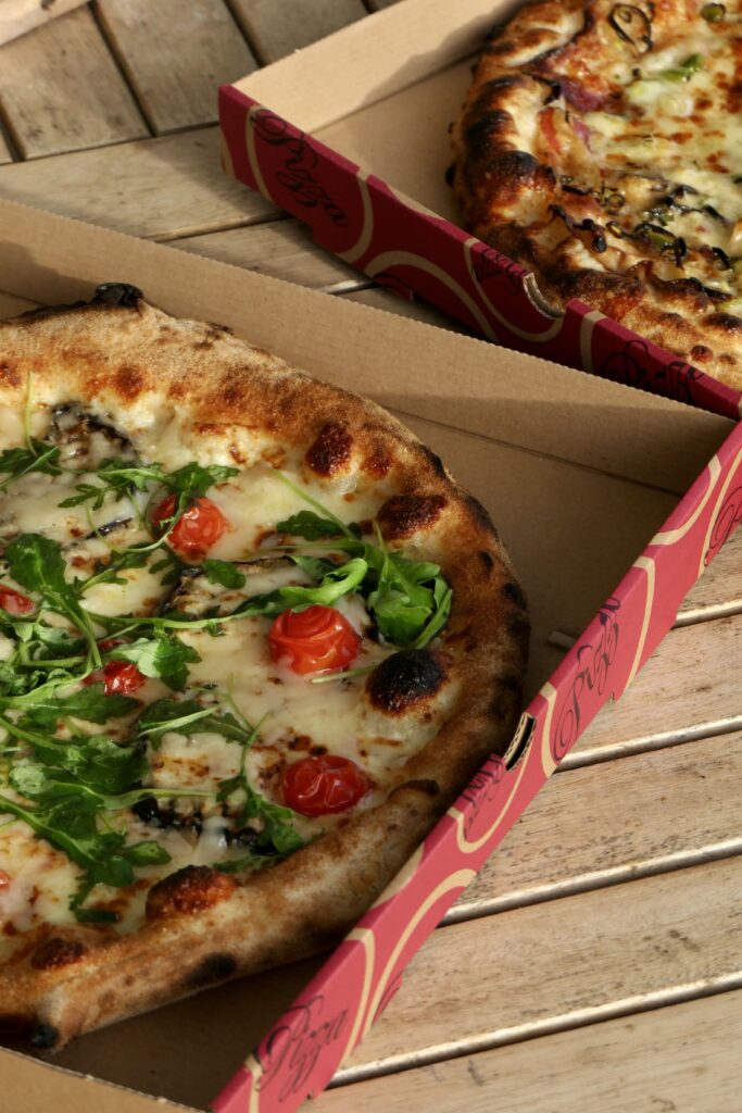Pizzas à emporter commandées chez Pizza Pap's au Teich, adresse de street food italienne authentique et faite maison.