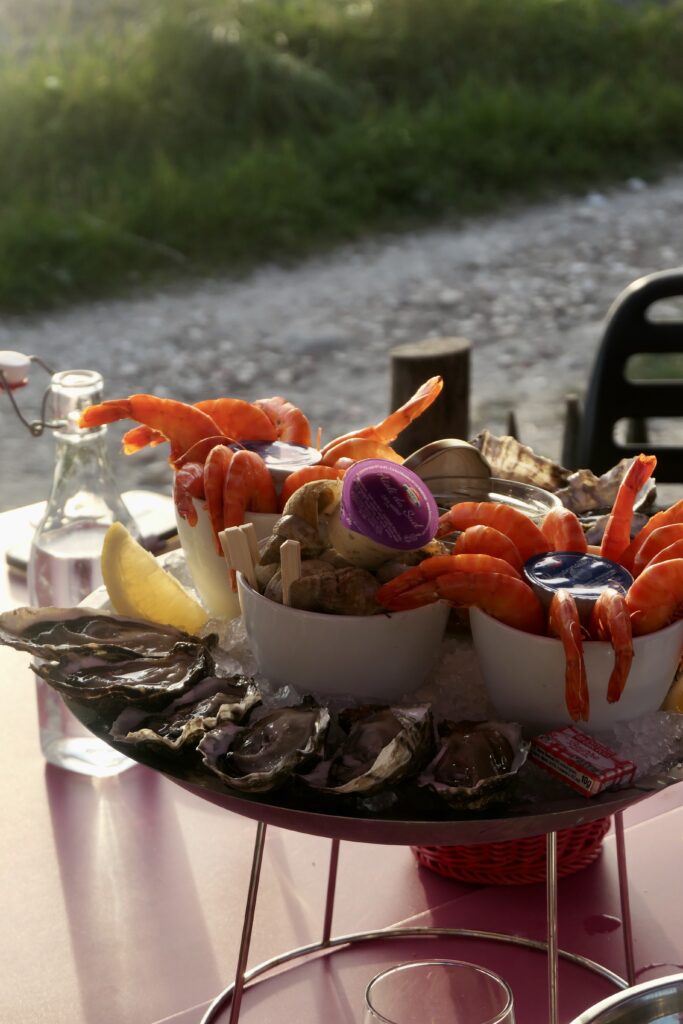 Plateau de fruits de mer avec crevettes, bulots, pâté et huîtres numéro 2 et 3, à la cabane de dégustation ostréicole, by Cayouckette, au port de Larros à Gujan-Mestras.