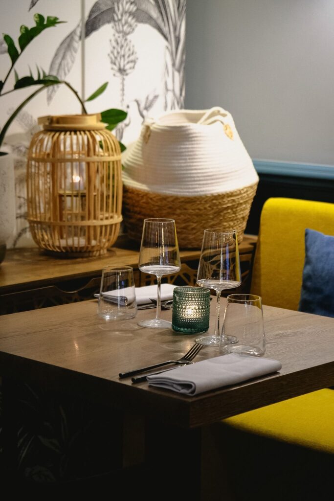 Une table dressée et décoration du restaurant Pourquoi Pas à Pontarlier