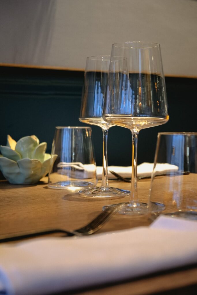 Une table dressée dans le restaurant Pourquoi Pas à Pontarlier