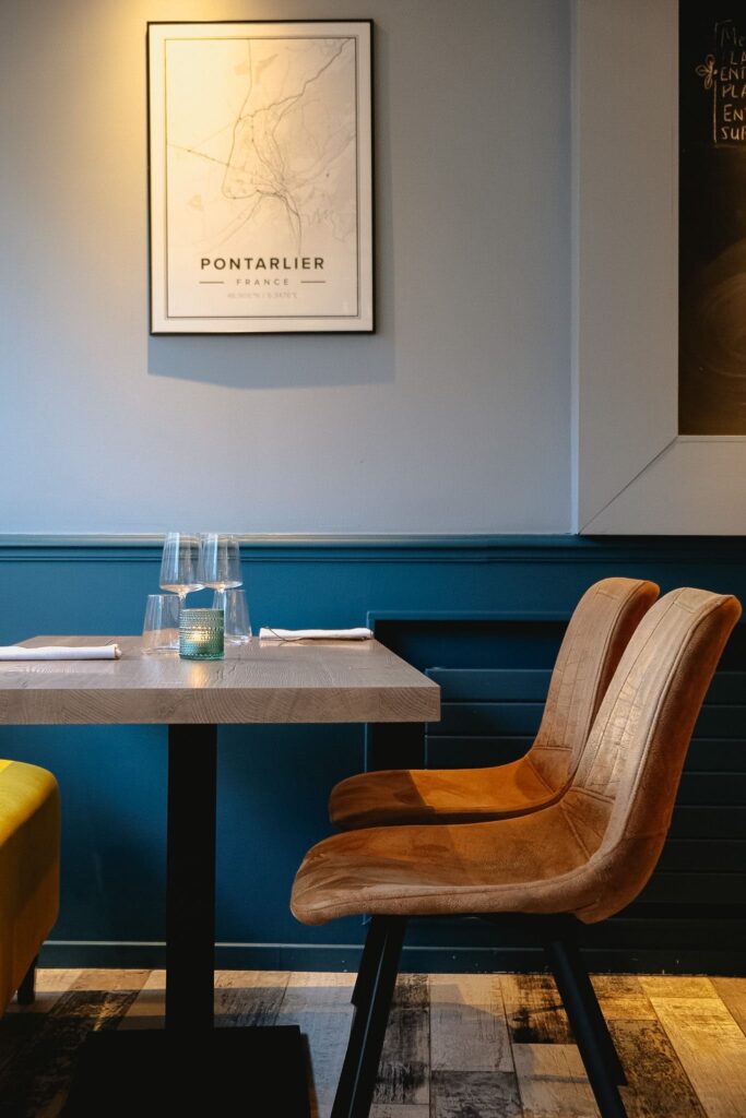 Une table dressée dans le restaurant Pourquoi Pas à Pontarlier