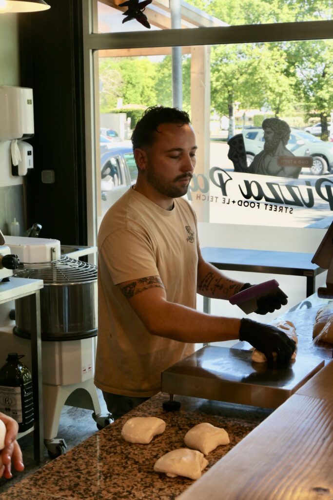 Alexis, propriétaire et pizzaiolo de Pizza Pap's au Teich, adresse de street food italienne authentique et faite maison.