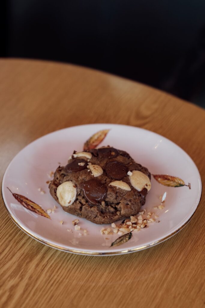 Le maxi cookie chocolat au lait et chocolat blanc du Relais Des Garrigues