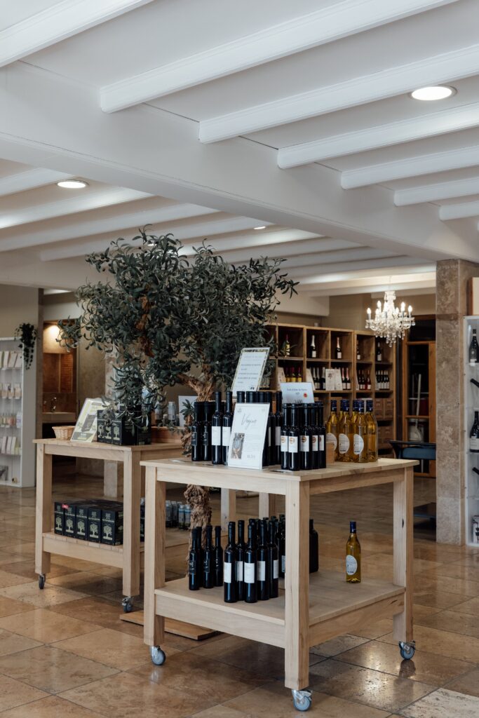 L'intérieur de la boutique Rhonéa à Beaumes-de-Venise