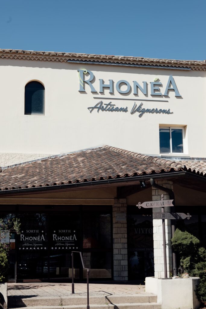 L'extérieur de Rhonéa à Beaumes-de-Venise