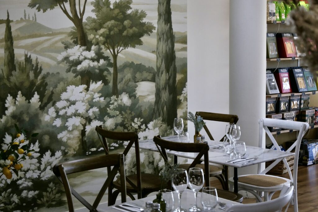 Salle du restaurant et épicerie italienne Dolce Testa à la Teste-de-Buch.