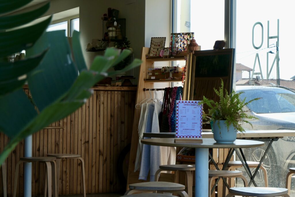Salle intérieur et espace boutique du coffee shop et brunch Hona à Biscarrosse-Plage.